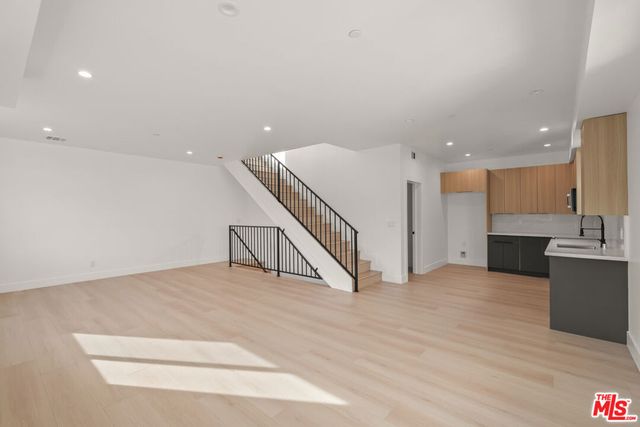 913 N Hobart Boulevard, Los Angeles, CA 90029