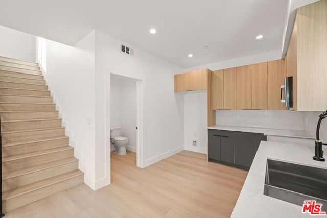913 N Hobart Boulevard, Los Angeles, CA 90029