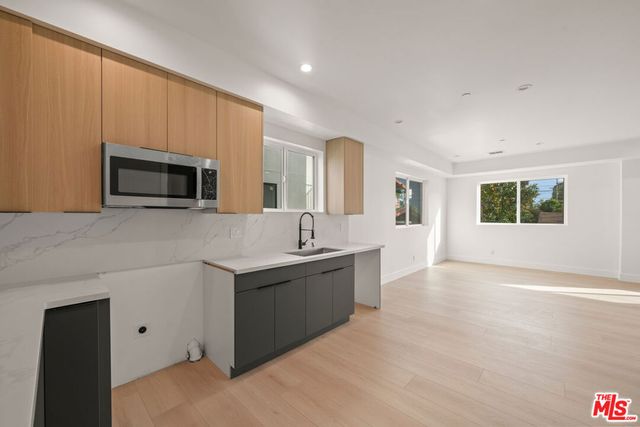 913 N Hobart Boulevard, Los Angeles, CA 90029