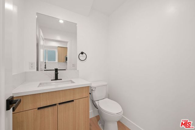 913 N Hobart Boulevard, Los Angeles, CA 90029