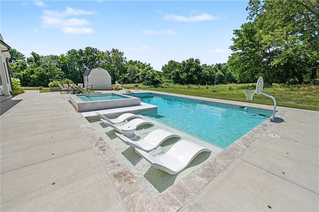 25590 Bundschu Road, Independence, MO 64056