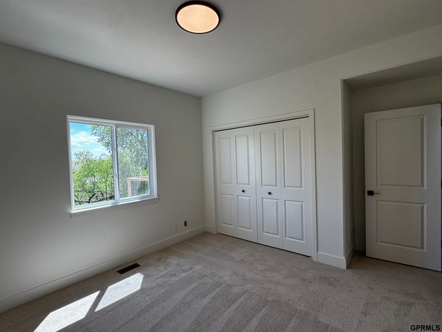 12613 Cooper Street, Papillion, NE 68138