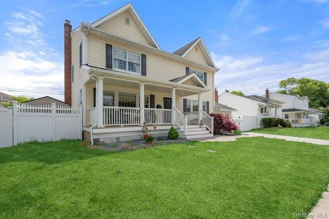 47 Syosset Circle, Syosset, NY 11791