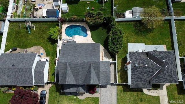 47 Syosset Circle, Syosset, NY 11791