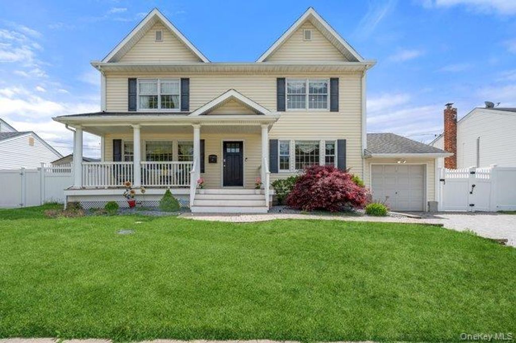 47 Syosset Circle, Syosset, NY 11791