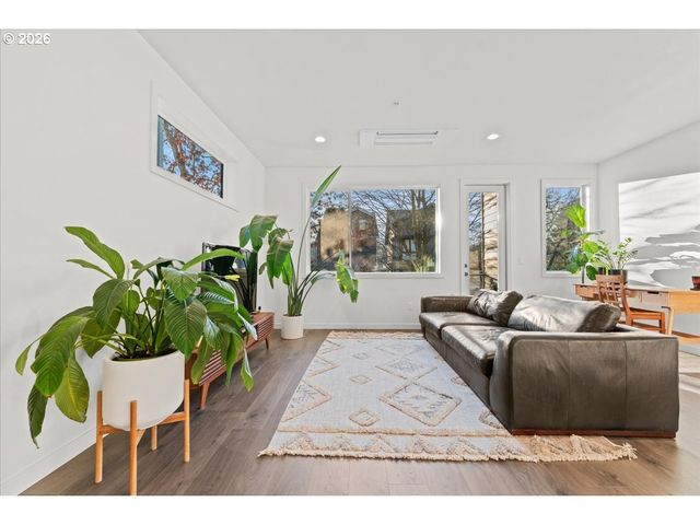 601 Se SPOKANE St, Portland, OR 97202