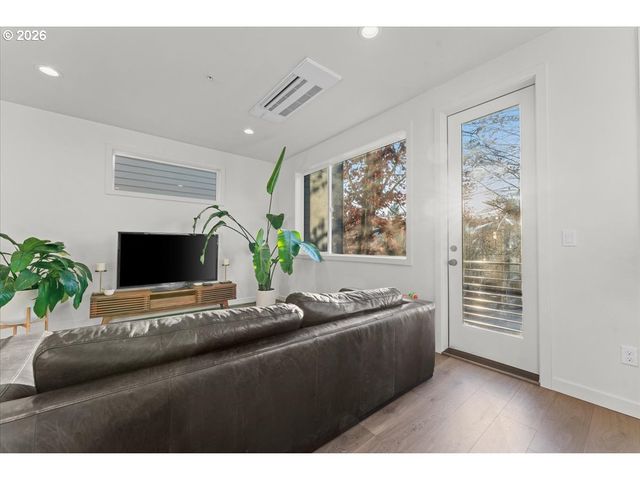 601 Se SPOKANE St, Portland, OR 97202