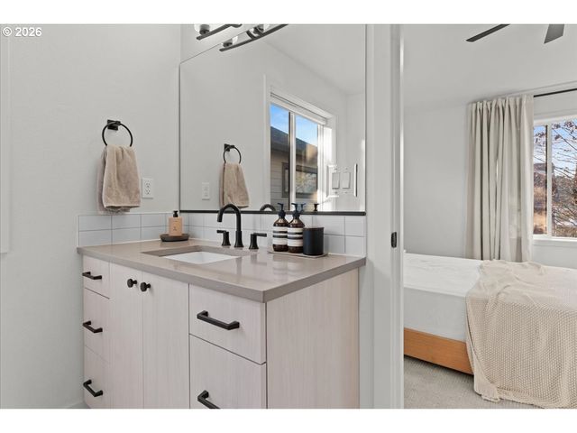 601 Se SPOKANE St, Portland, OR 97202