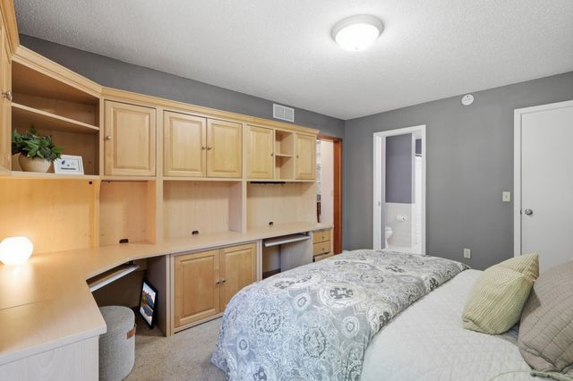 18121 Judicial Way S, Lakeville, MN 55044