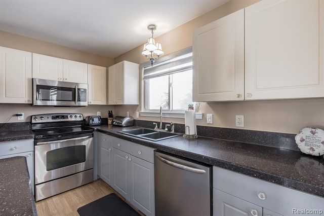 4930 Fox Chase Drive, White Lake, MI 48383