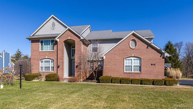 4930 Fox Chase Drive, White Lake, MI 48383