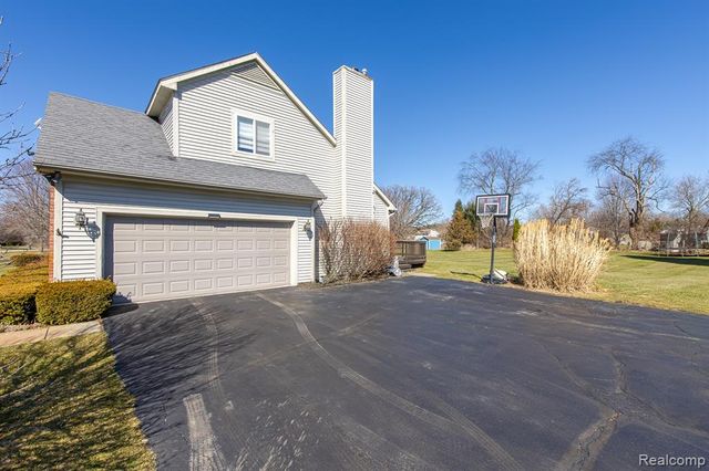 4930 Fox Chase Drive, White Lake, MI 48383