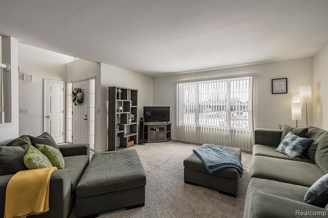 4930 Fox Chase Drive, White Lake, MI 48383