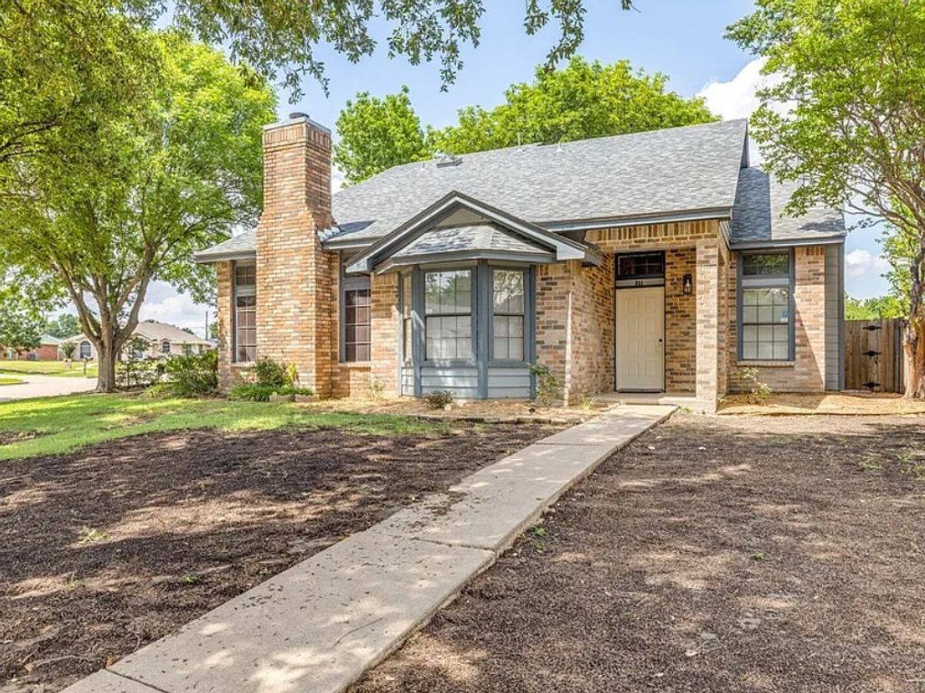 863 Valleybrooke Drive, Arlington, TX 76001