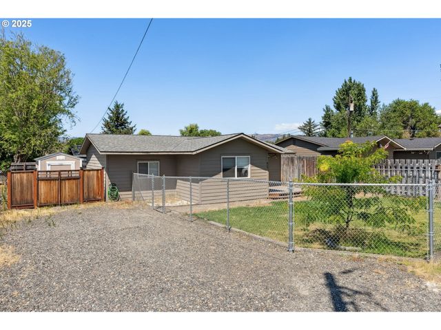 417 GERTRUDE Dr, Dallesport, WA 98617