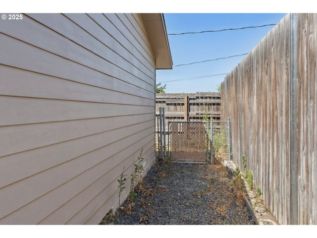 417 GERTRUDE Dr, Dallesport, WA 98617