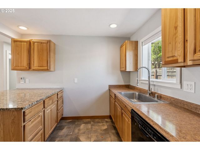 417 GERTRUDE Dr, Dallesport, WA 98617