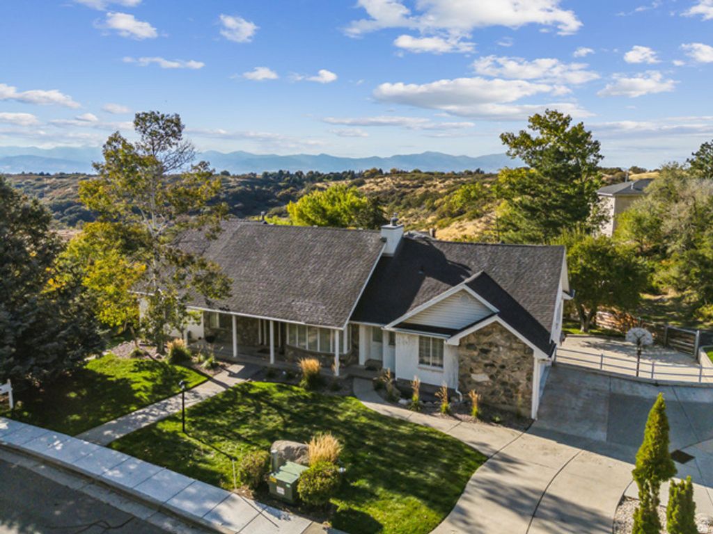 10142 S MAJESTIC CANYON RD, Sandy, UT 84092