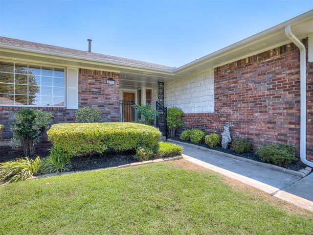 2724 Lakeside Drive, The Village, OK 73120