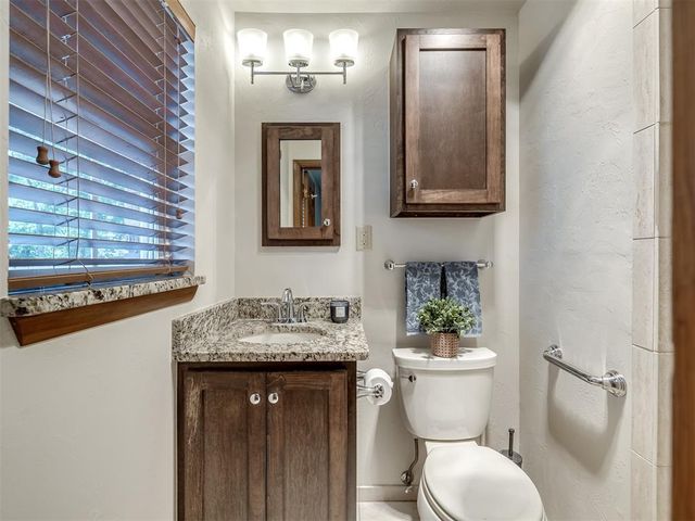 2724 Lakeside Drive, The Village, OK 73120