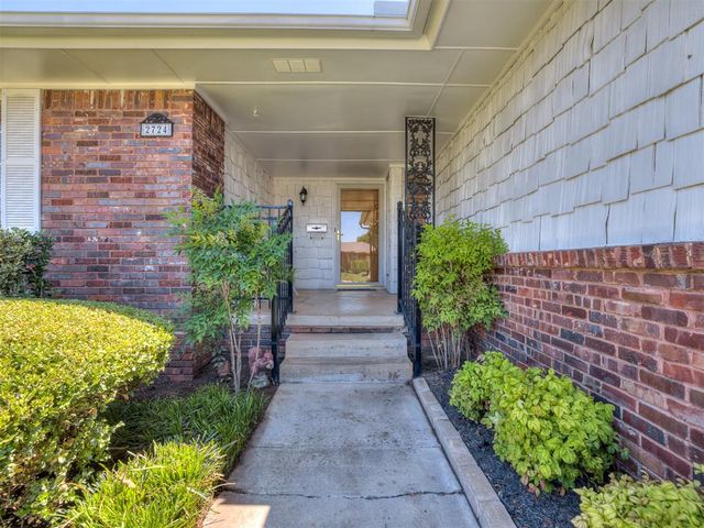 2724 Lakeside Drive, The Village, OK 73120