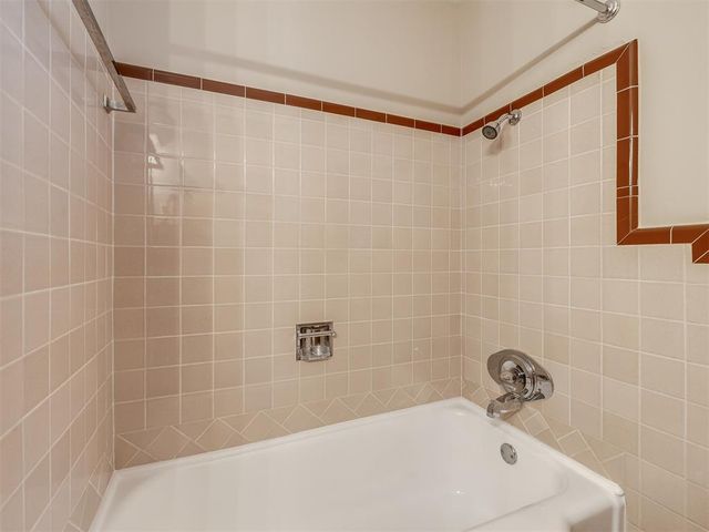 2724 Lakeside Drive, The Village, OK 73120