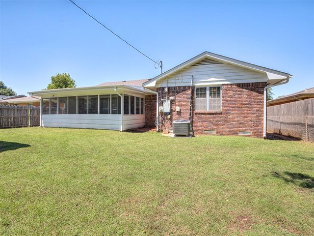 2724 Lakeside Drive, The Village, OK 73120