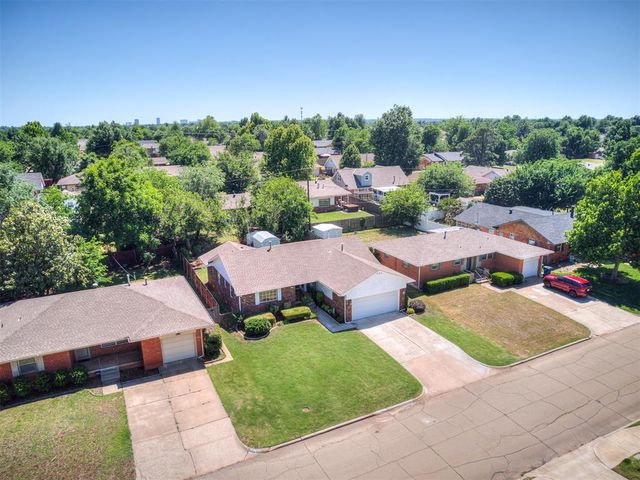 2724 Lakeside Drive, The Village, OK 73120