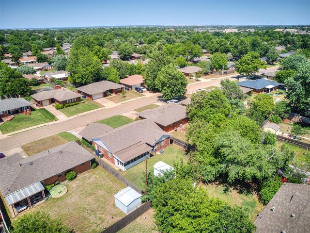 2724 Lakeside Drive, The Village, OK 73120