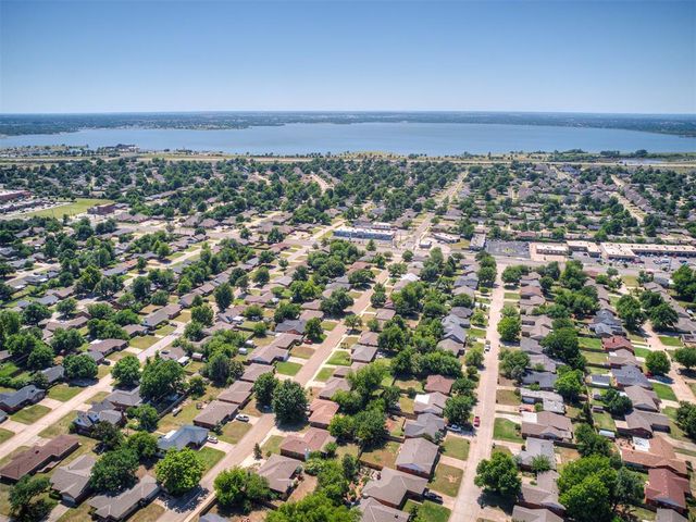 2724 Lakeside Drive, The Village, OK 73120