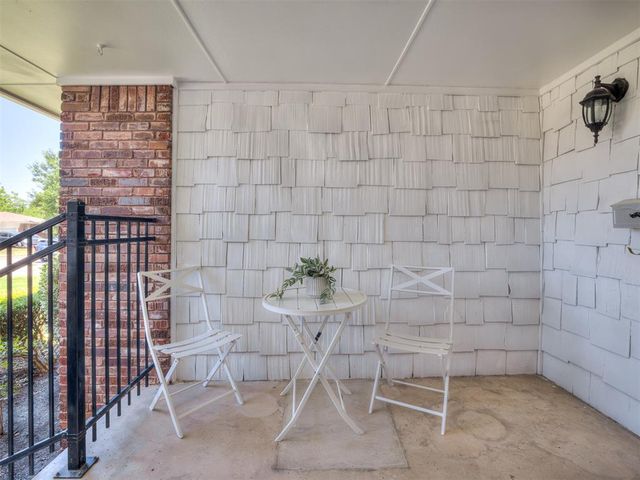 2724 Lakeside Drive, The Village, OK 73120