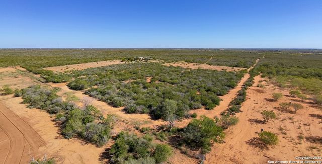 2198 CR 653, Devine, TX 78016