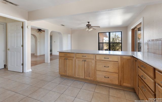 2198 CR 653, Devine, TX 78016