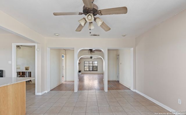 2198 CR 653, Devine, TX 78016