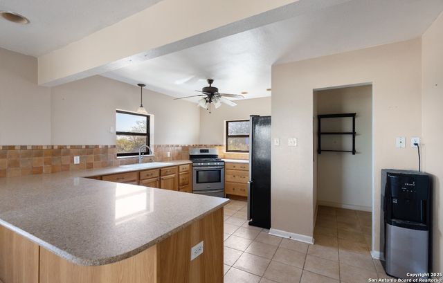 2198 CR 653, Devine, TX 78016