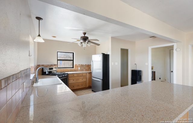 2198 CR 653, Devine, TX 78016