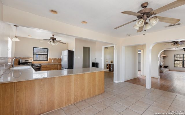 2198 CR 653, Devine, TX 78016