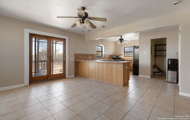 2198 CR 653, Devine, TX 78016