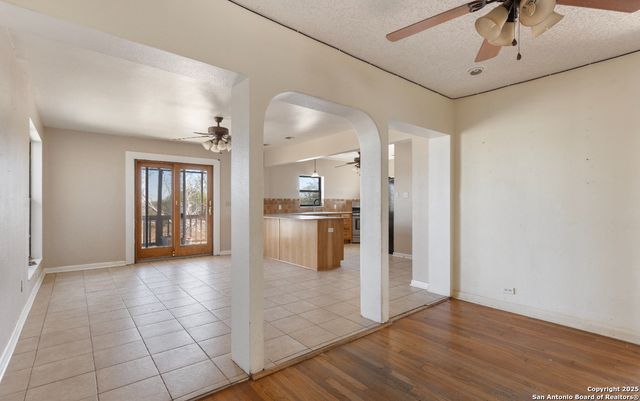 2198 CR 653, Devine, TX 78016