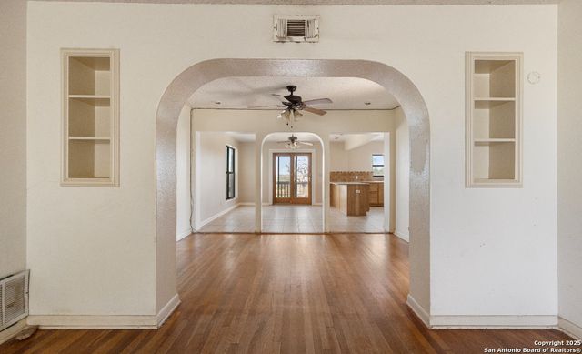 2198 CR 653, Devine, TX 78016