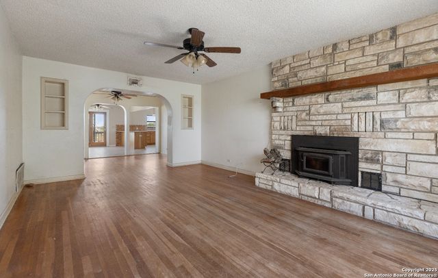 2198 CR 653, Devine, TX 78016