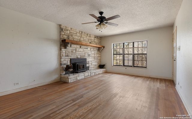 2198 CR 653, Devine, TX 78016