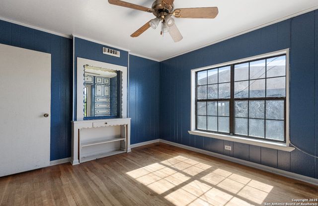 2198 CR 653, Devine, TX 78016