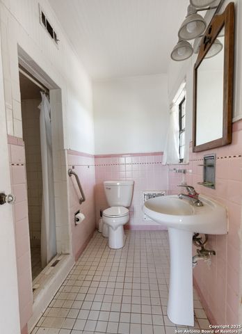 2198 CR 653, Devine, TX 78016