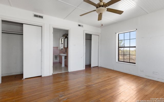 2198 CR 653, Devine, TX 78016