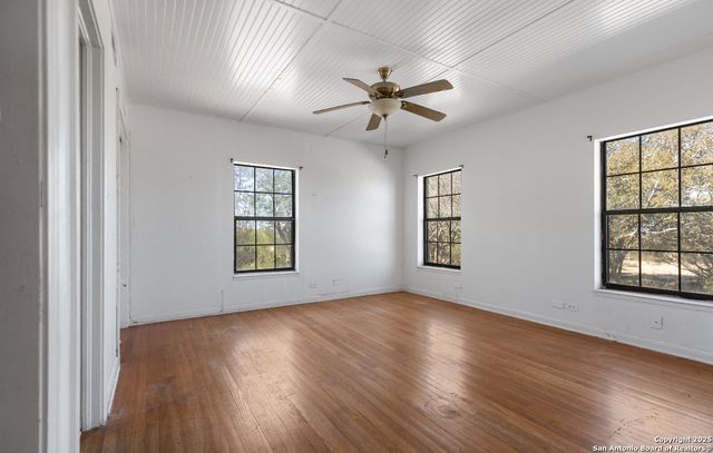 2198 CR 653, Devine, TX 78016