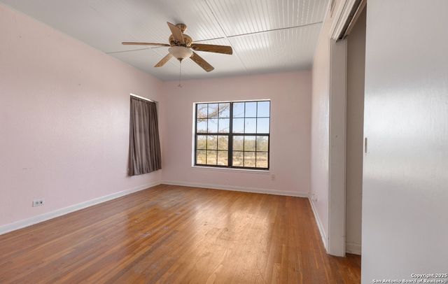 2198 CR 653, Devine, TX 78016