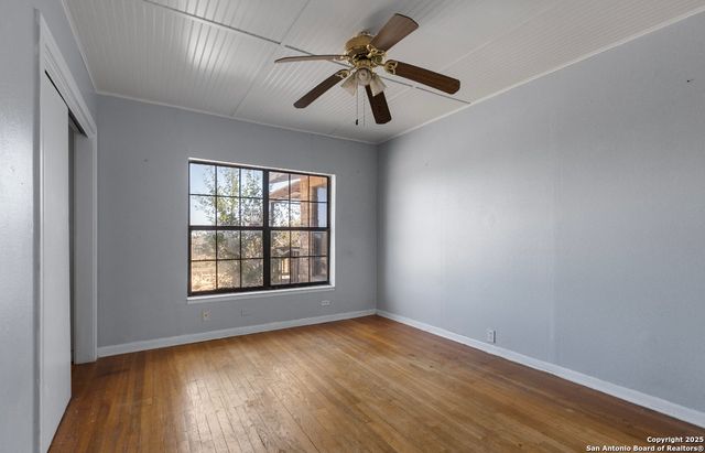 2198 CR 653, Devine, TX 78016