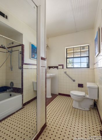 2198 CR 653, Devine, TX 78016