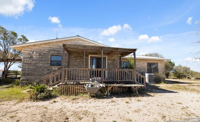 2198 CR 653, Devine, TX 78016